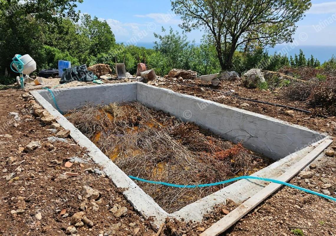 Sigilli a una piscina sul terreno della Pupilla Film di Paolo Genovese