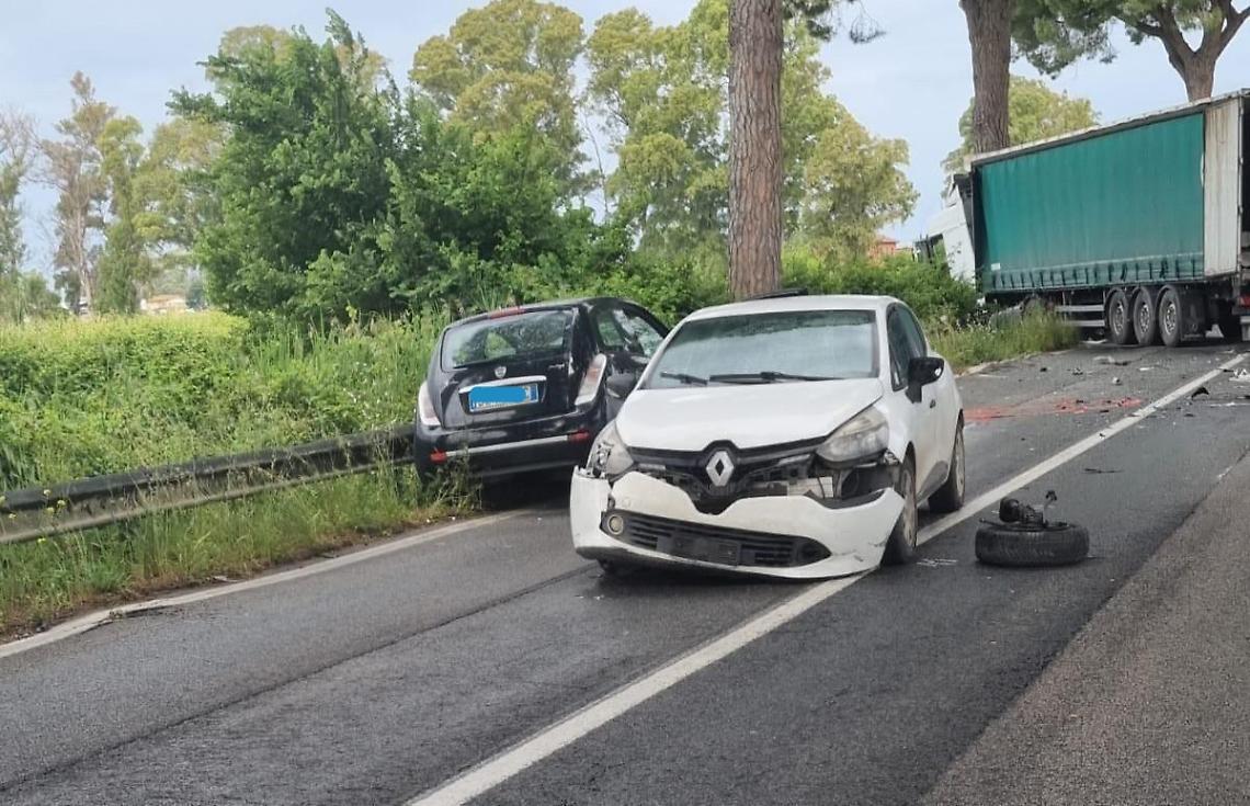 Grave incidente tra auto e camion sull'Appia: un codice rosso