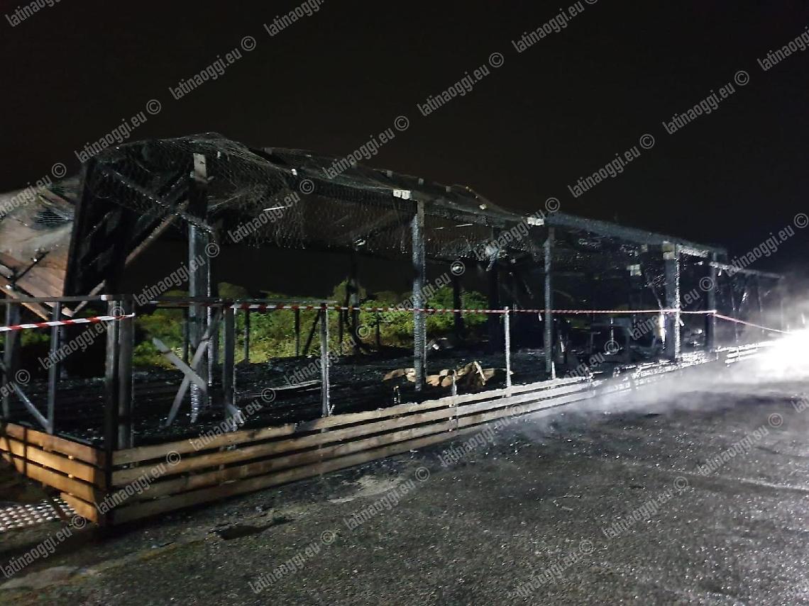 Chioschi in fiamme al Lido, telecamere fuori uso: l'indagine in salita