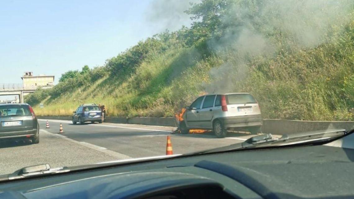 Incidente sulla Pontina, un'auto prende fuoco: code e disagi