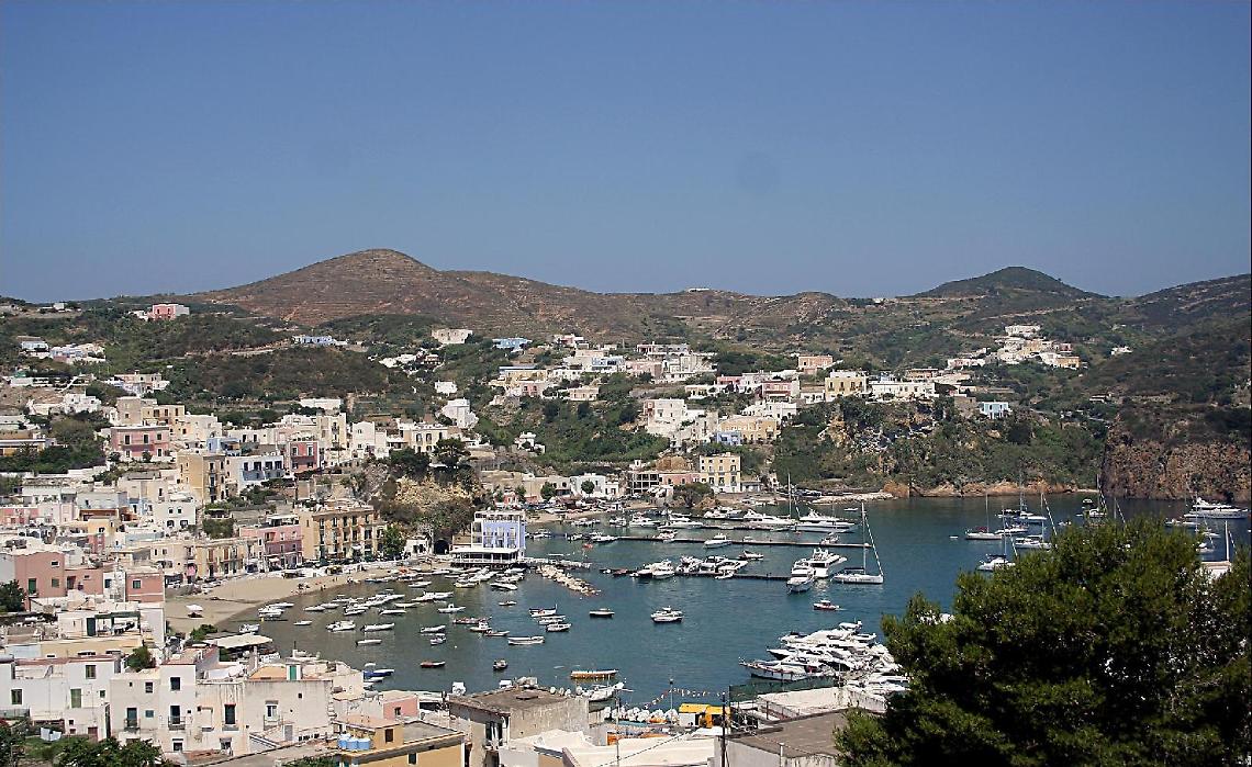 Sull'isola di Ponza manca la benzina