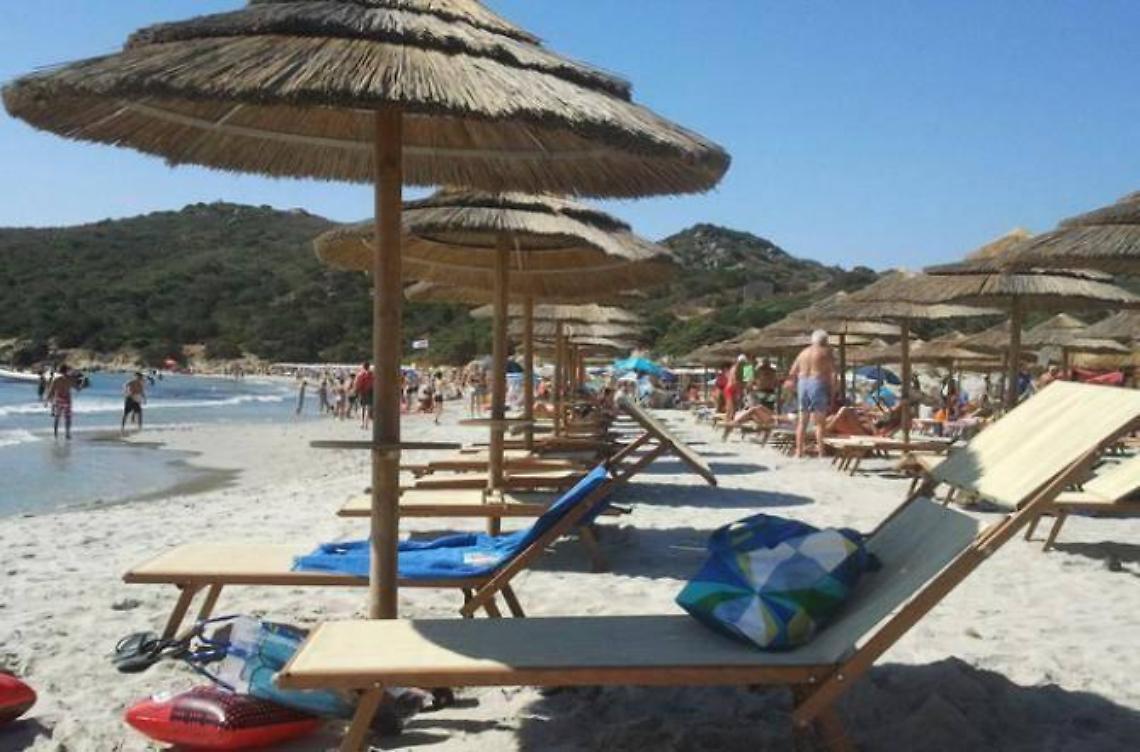 Ombrelloni e lettini. Rincari da capogiro