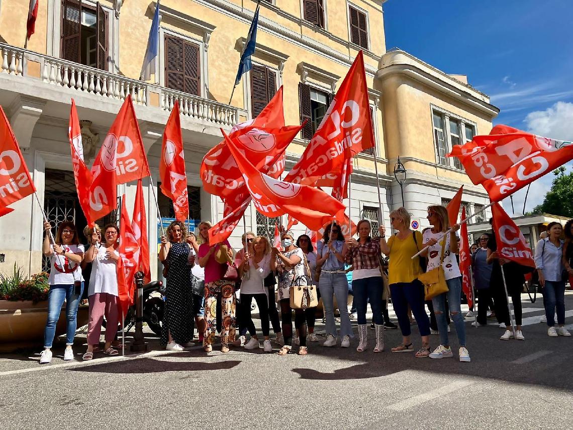 Mense scolastiche, protesta sotto al Comune di Anzio