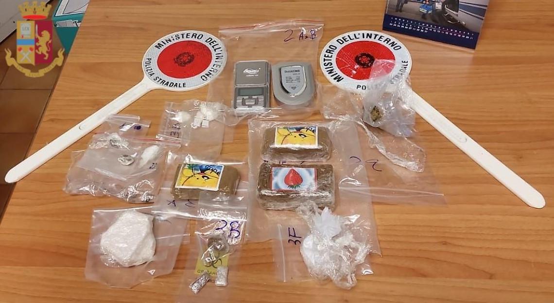Trovati con un chilo di droga, due persone arrestate dalla polizia