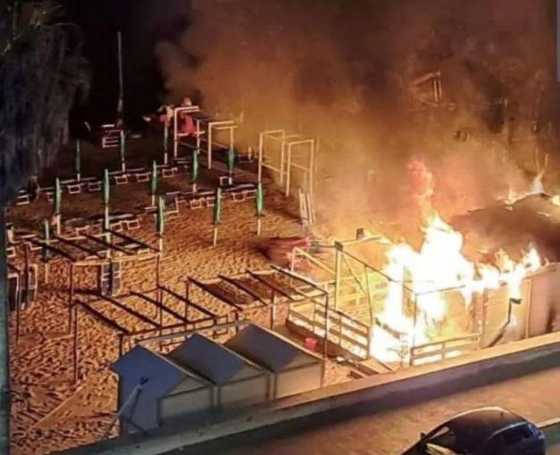 Bruciano i resti della Bodeguita, ancora fiamme sulla riviera Mallozzi