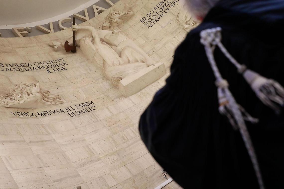 Calci e pugni alla ex, condannato