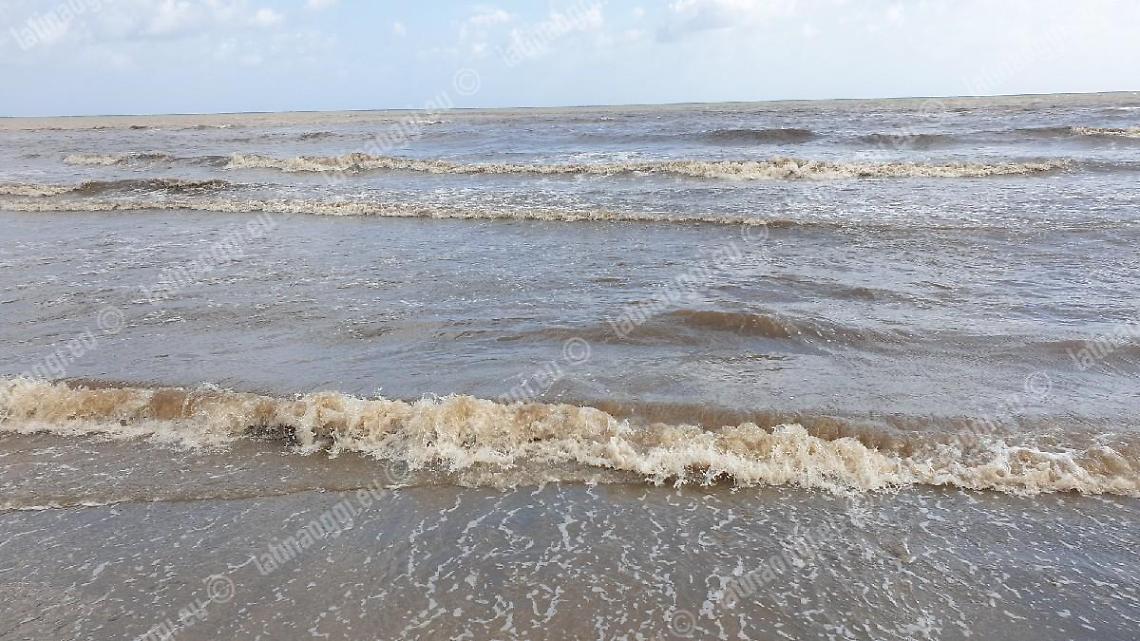 Latina, al mare l'acqua è diventata marrone: sembra fango