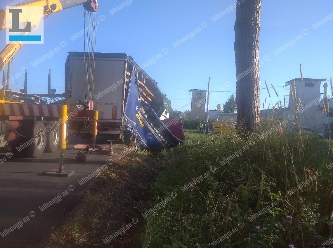 Latina, camion che trasporta bombole di gas esce fuori strada