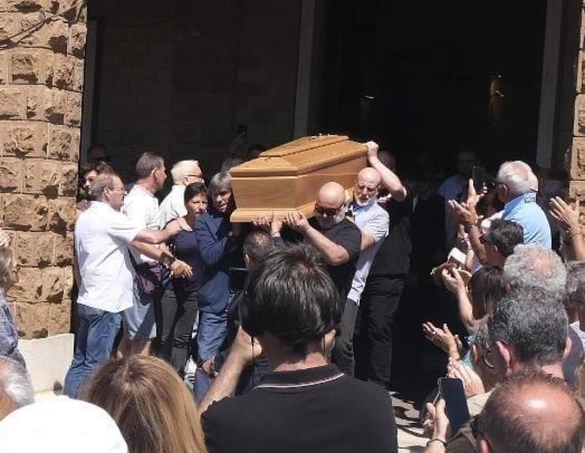 Un bagno di folla per l'ultimo saluto a Vincenzo D'Amico