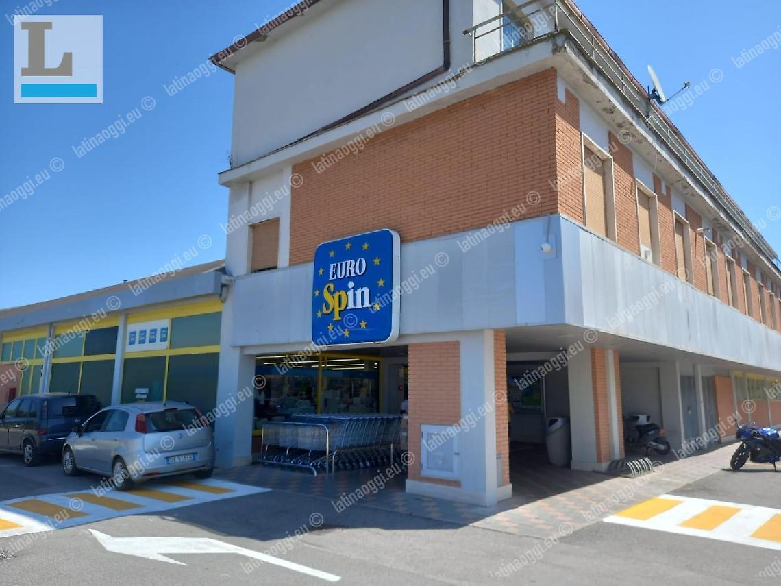 Armato di coltello rapina Eurospin, paura nel supermercato in via Carroceto