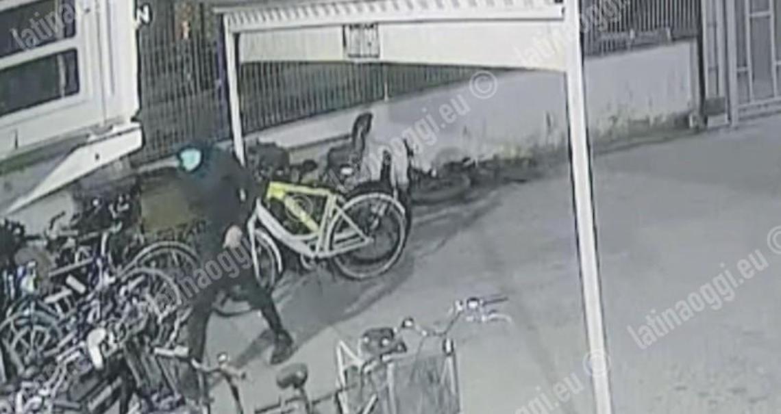 Rubano tre biciclette elettriche, ladri ripresi dalle telecamere