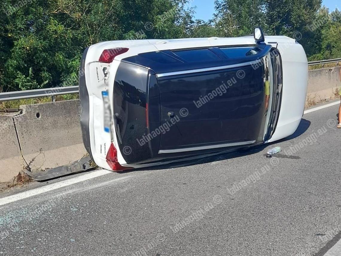 Tamponamento sulla Pontina, una vettura finisce sul fianco
