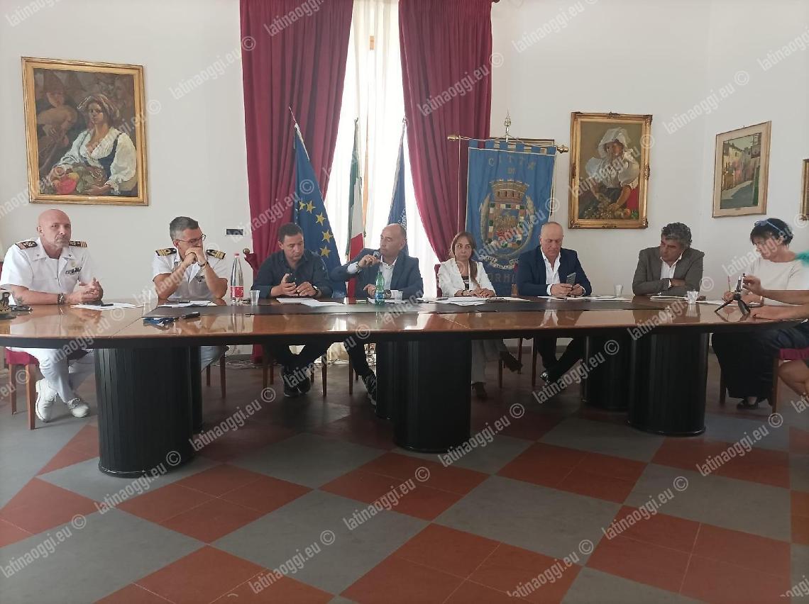 Il battello spazzamare in azione nel golfo di Gaeta