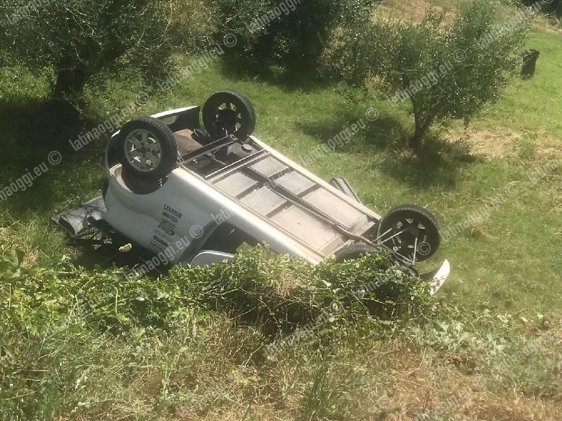 Incidente a Borgo Montello, microcar finisce fuori strada