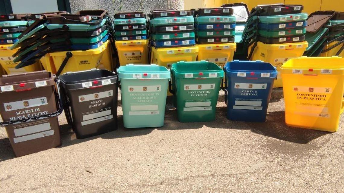 Va avanti la consegna dei mastelli per l'estensione del servizio porta a porta
