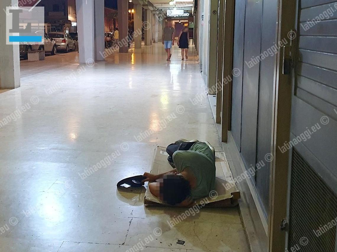 Lanciano acqua fredda al clochard che dorme per terra in centro