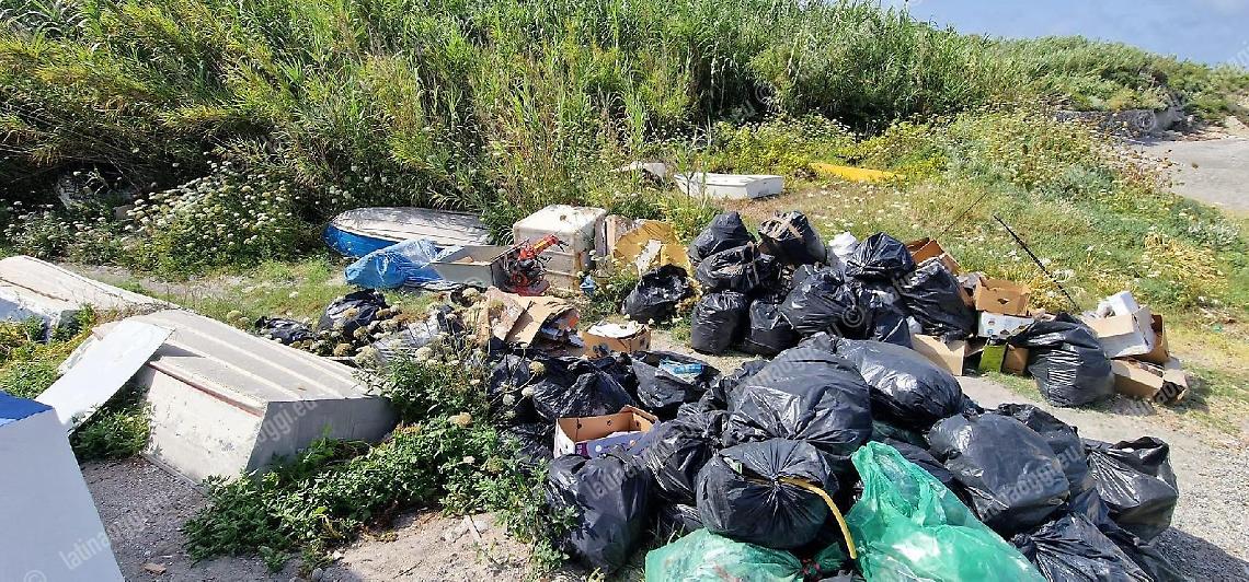 Rifiuti in spiaggia, timori per lo stop alla navigazione