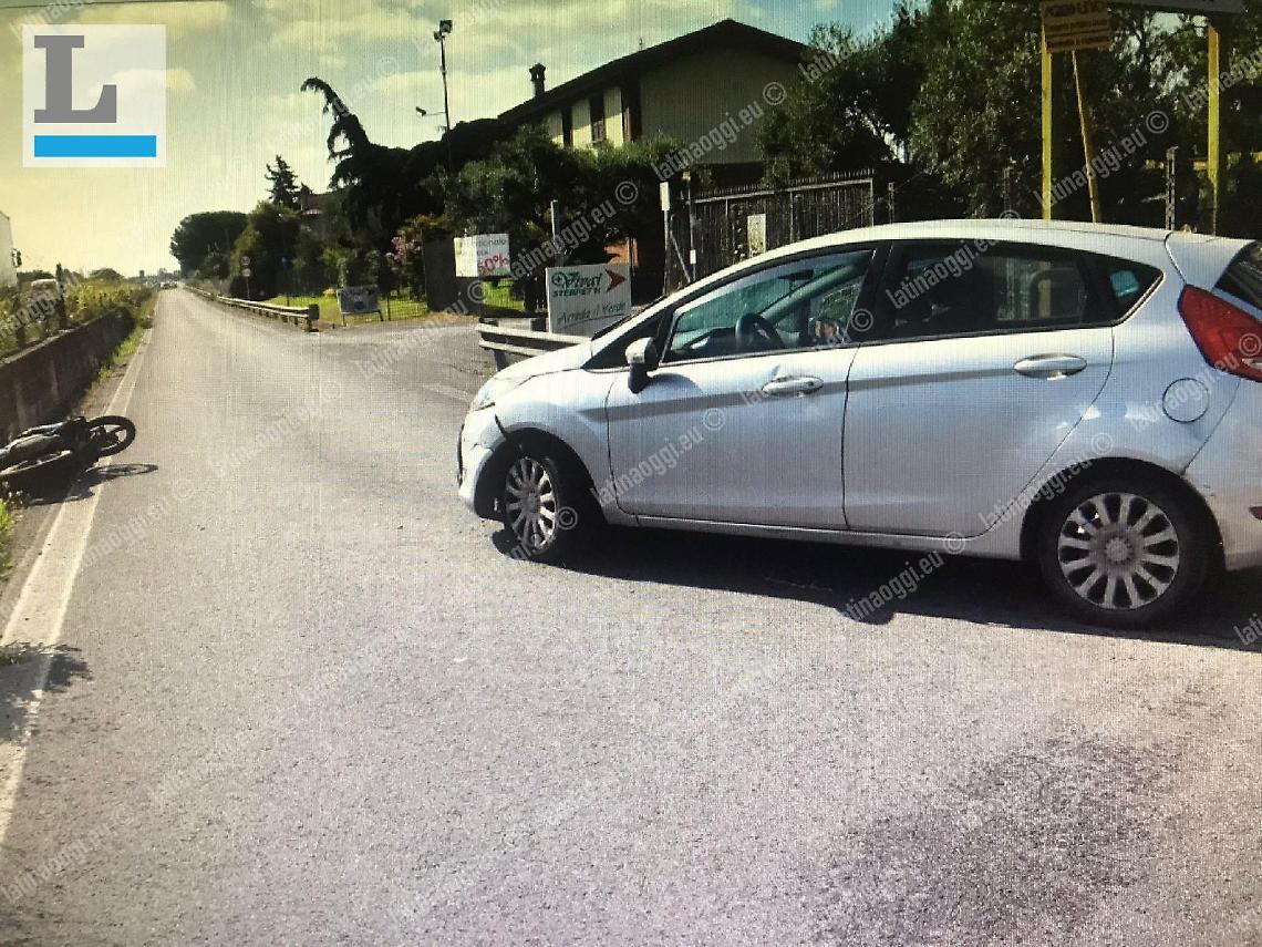 Incidente tra auto  e scooter sulla Pontina, due feriti