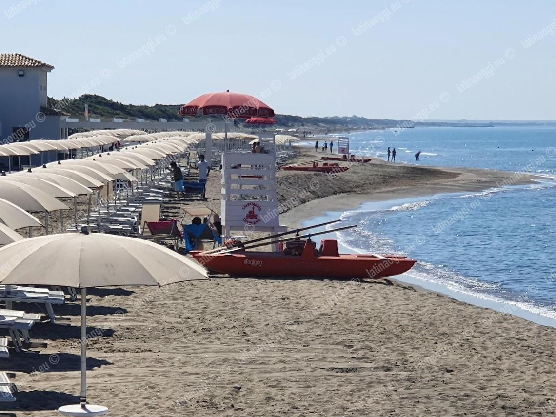 Padre e figlio rischiano di annegare, soccorsi dai bagnini