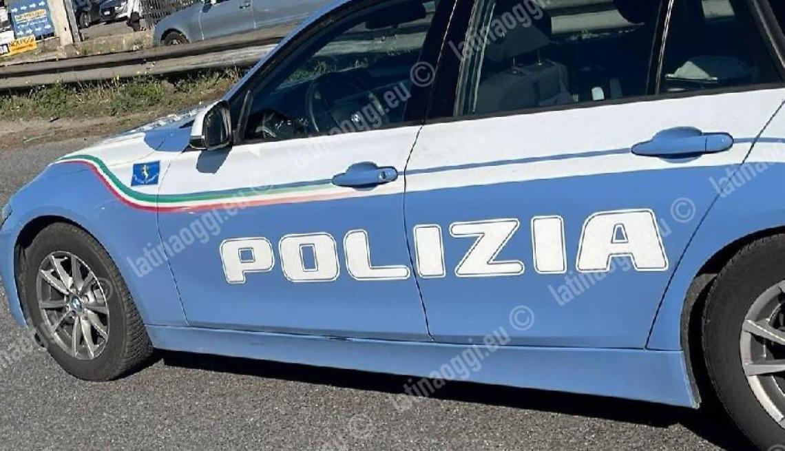 Auto contro un palo sulla Pontina  Cinque feriti tra cui tre bambini