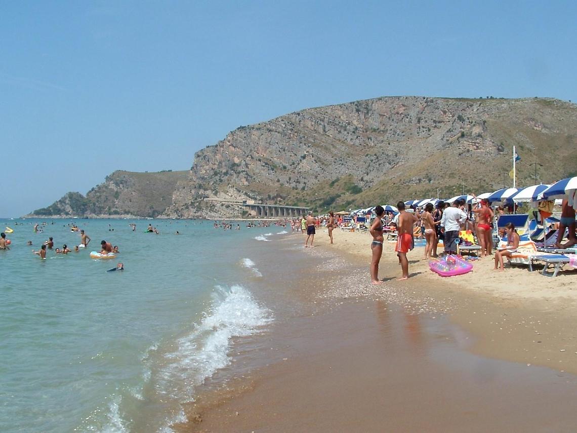 In spiaggia con Enu, uno dei tanti bagnini che lavorano per 3 euro