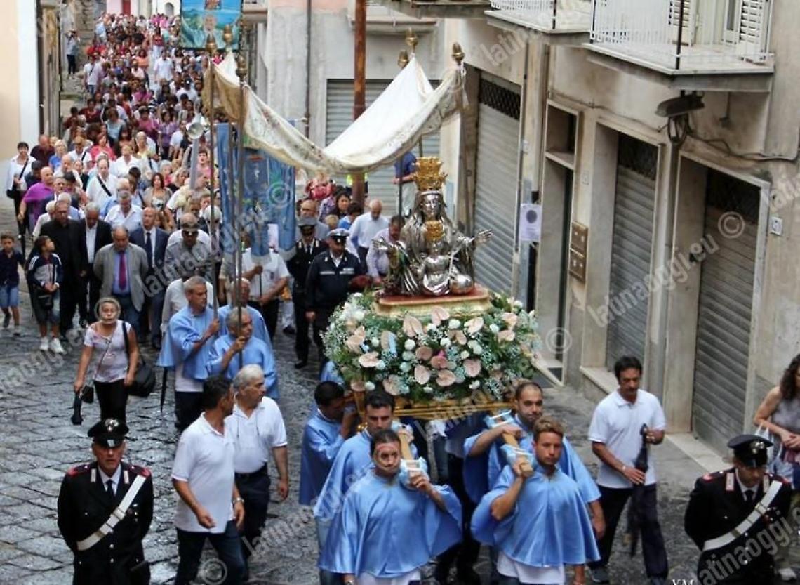 Troppo caldo, slittano le processioni