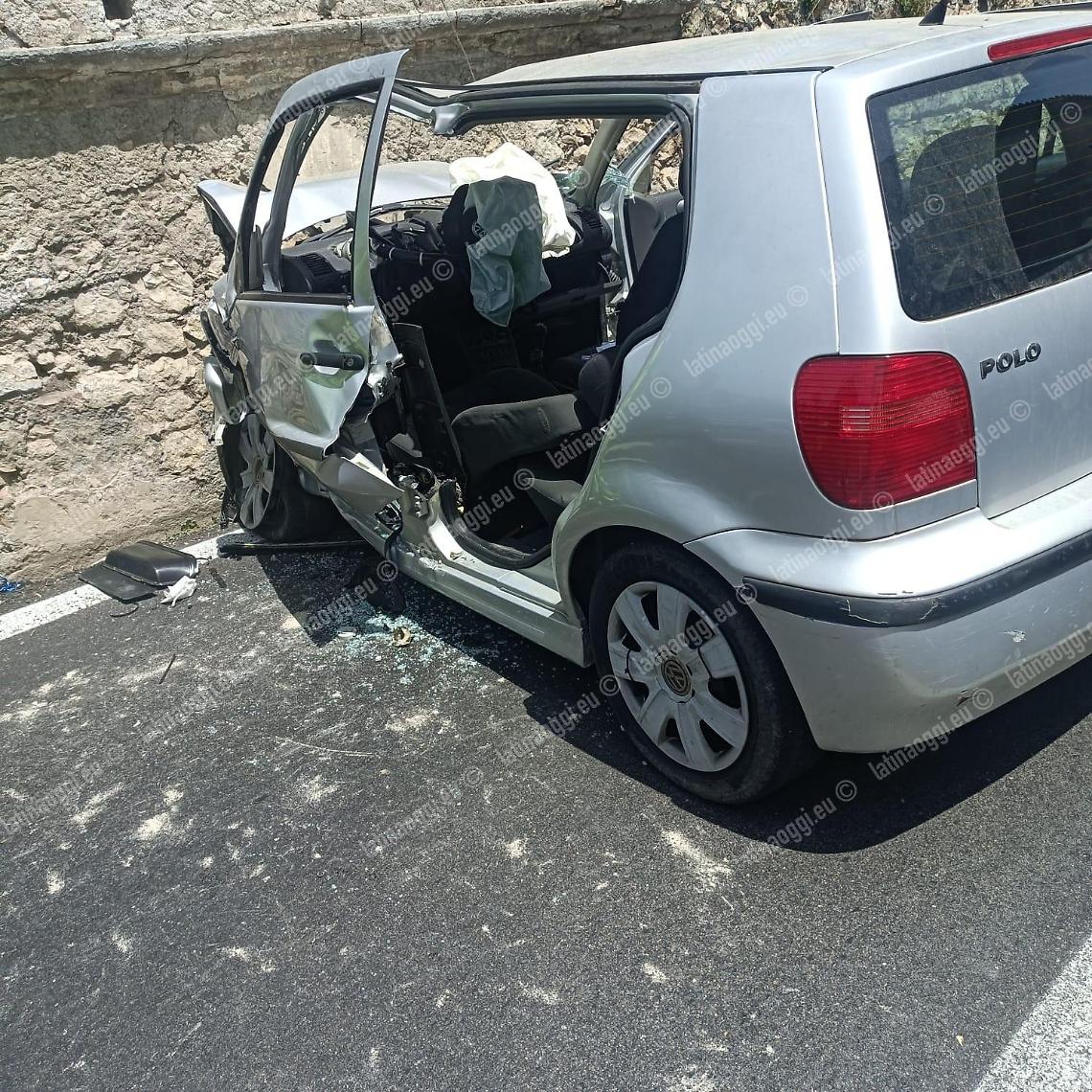 Accusa un malore al volante e si schianta contro il muro