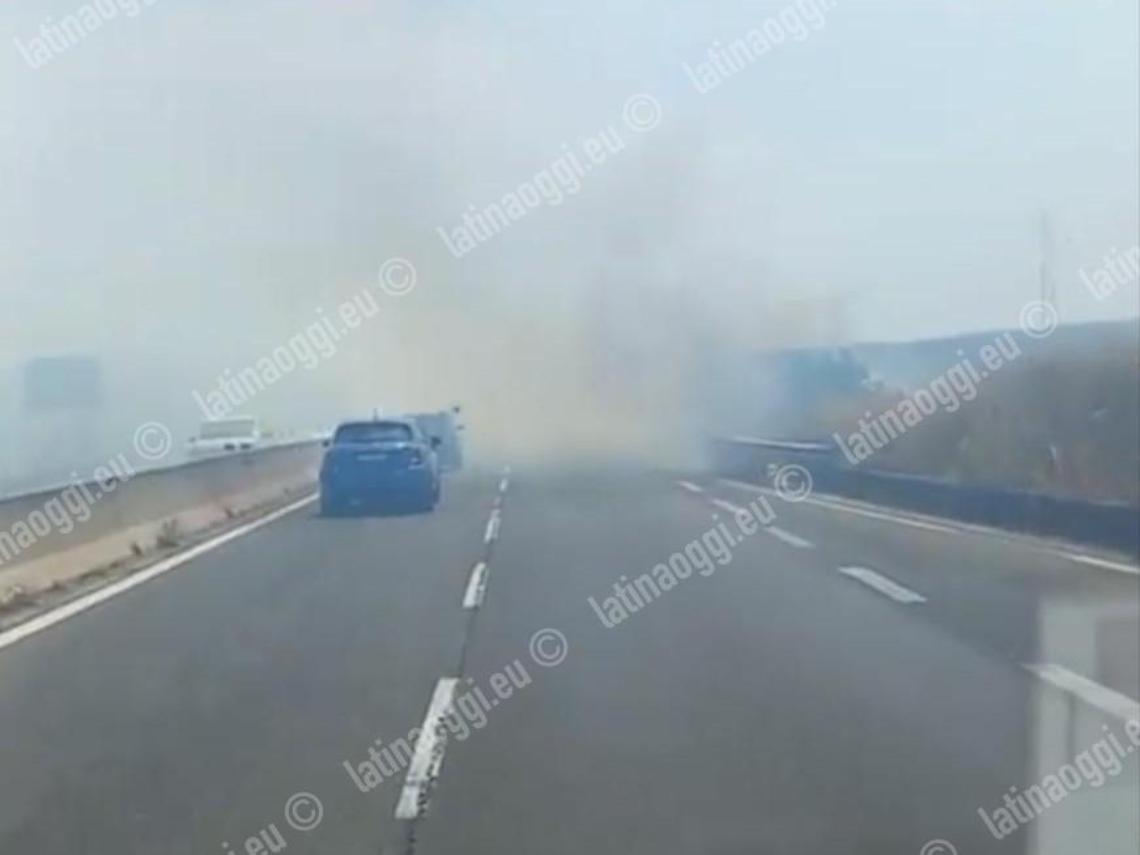 Riaperta la Pontina su entrambe le carreggiate, spento l'incendio