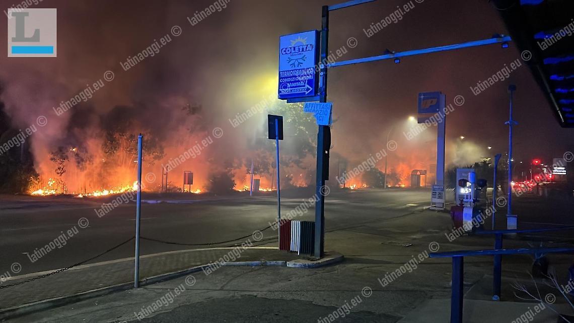 Incendio nell'ex Svar divampato da più punti, l'ipotesi del dolo
