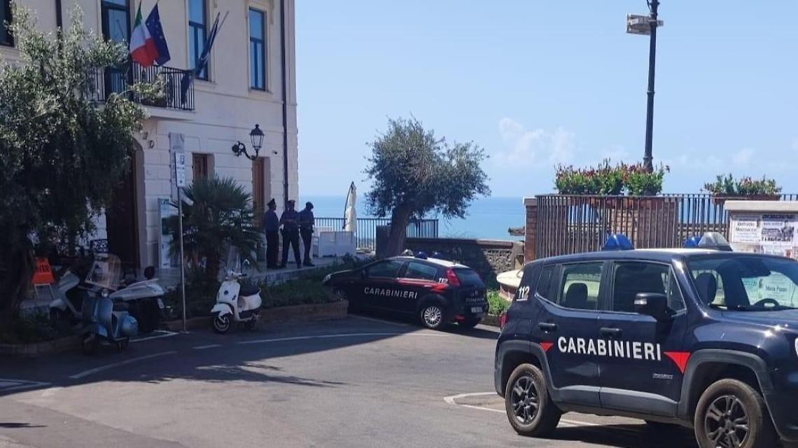 Blitz dei carabinieri nel palazzo civico