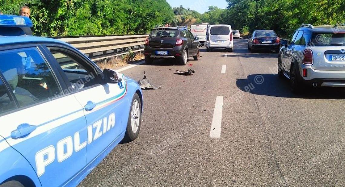 Incidente con tre vetture coinvolte sulla Pontina, traffico in tilt