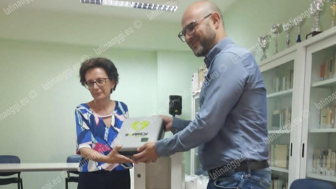 La farmacia Tua dona al liceo Ramadù un defibrillatore