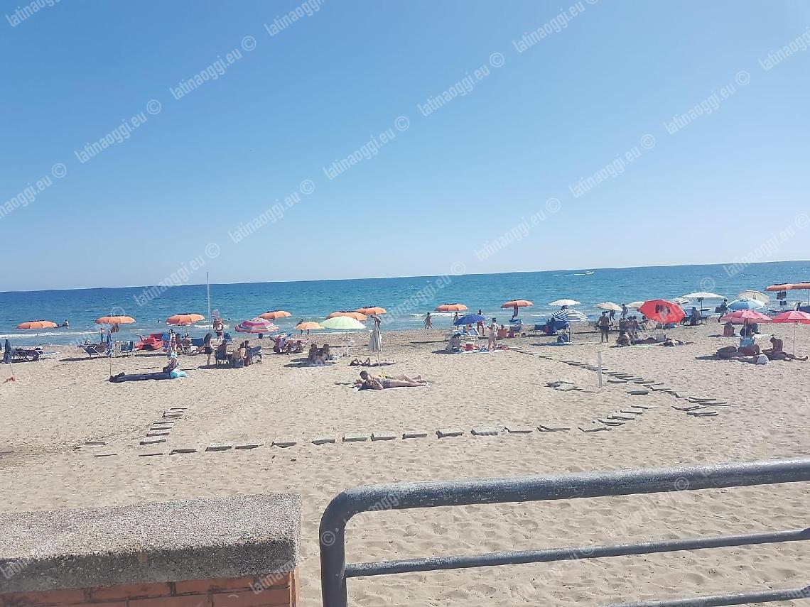 Occupazioni abusive della spiaggia libera, interviene la Guardia Costiera