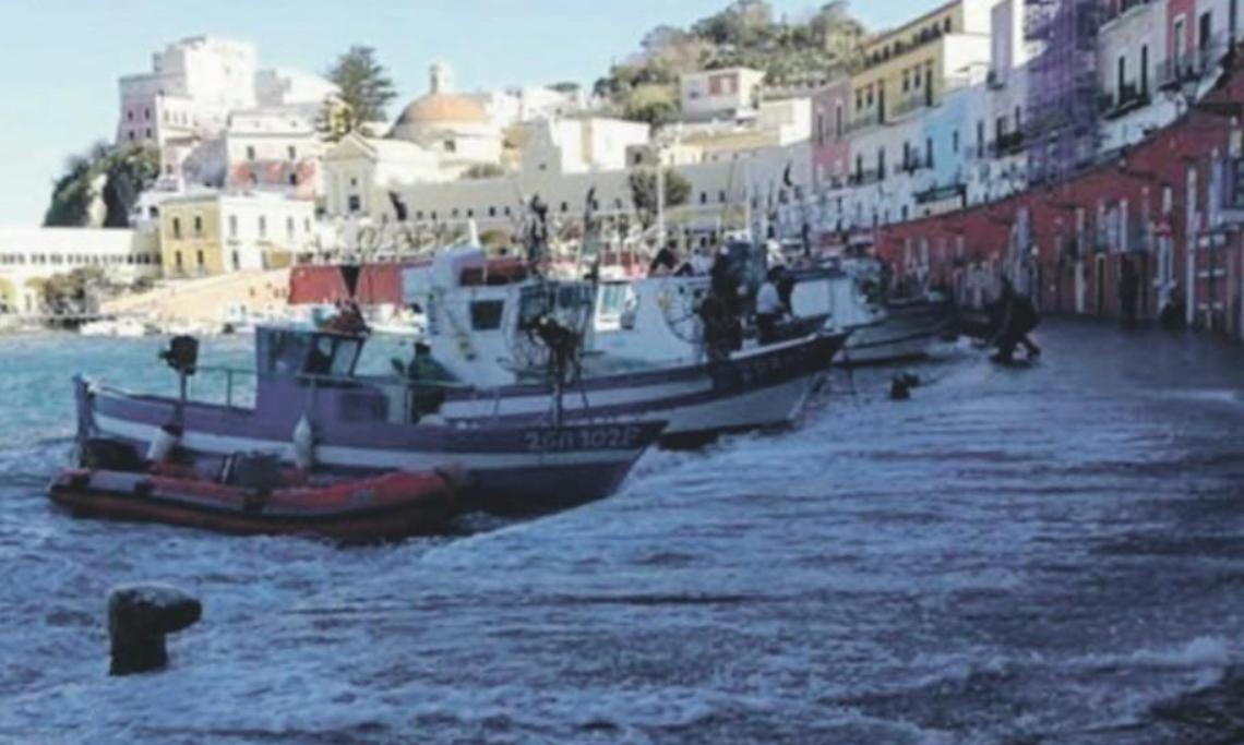 Botte tra noleggiatori sulla   banchina.   Una ragazza ferita durante la lite