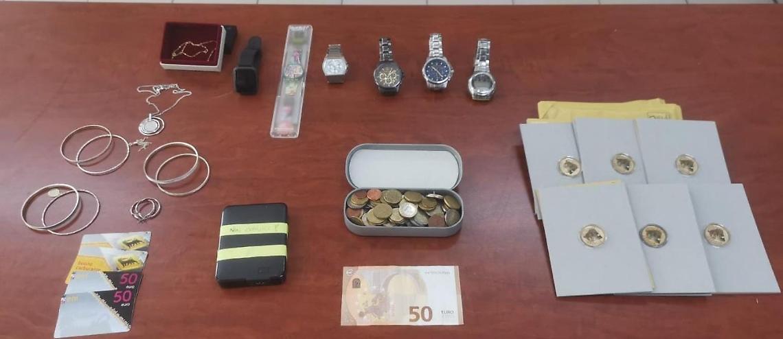 Svaligiano una casa mentre i proprietari sono in vacanza, due arrestati