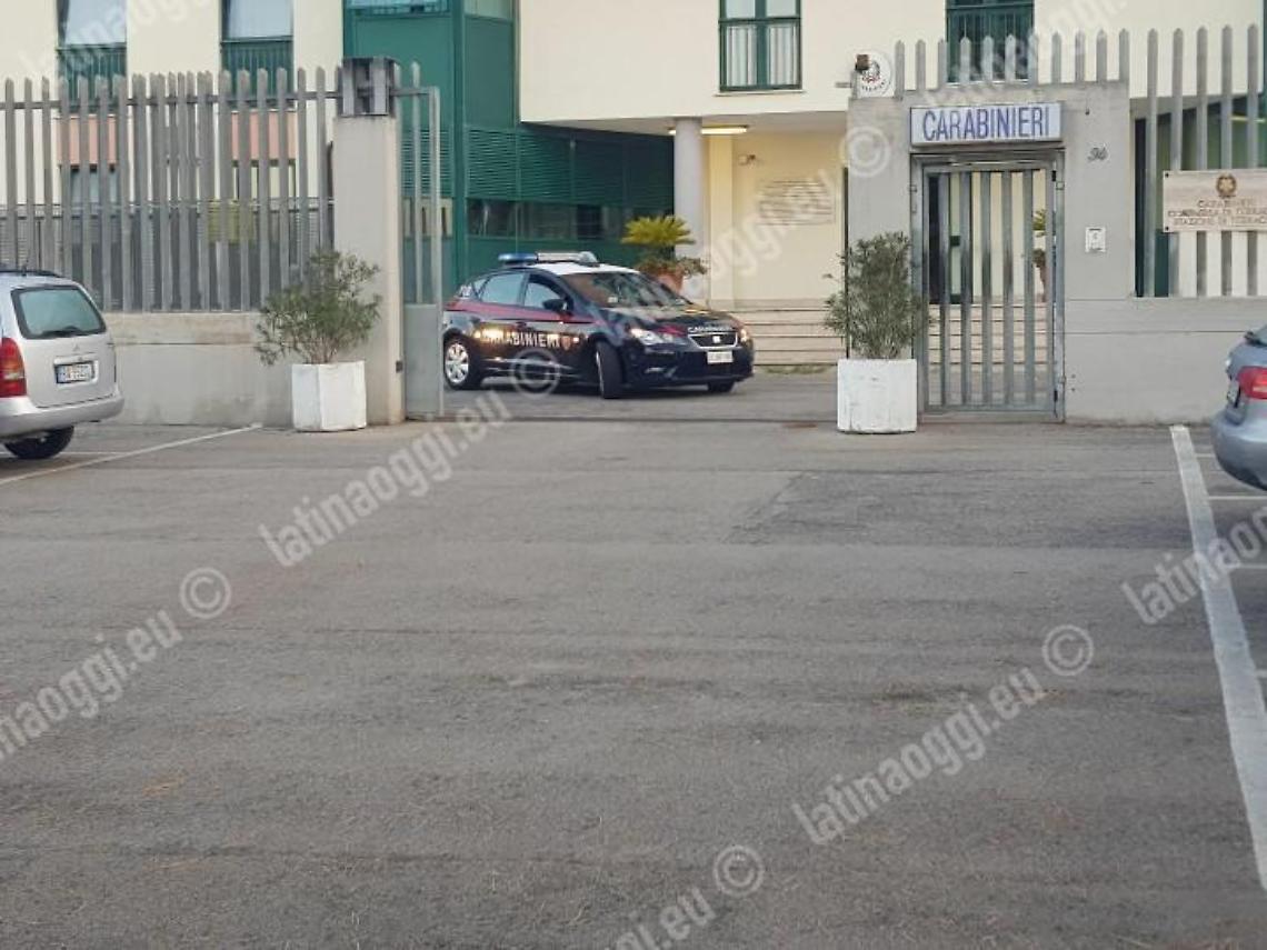 Una furia in caserma, aggredisce i carabinieri