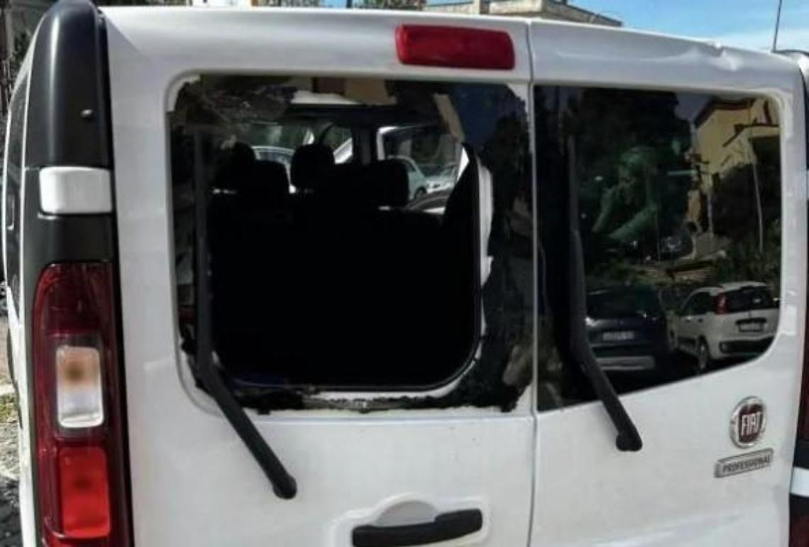Rompono il vetro del furgone e rubano le valigie a dodici turisti