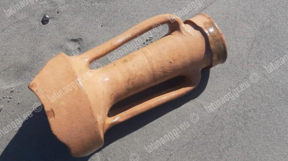 Un pezzo di anfora trasportato dal mare. Scattano le verifiche