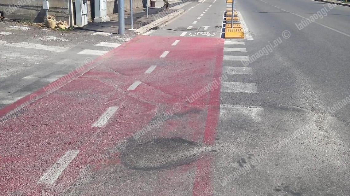 Enorme buca sulla ciclabile in via Toscanini, pista a rischio incidente