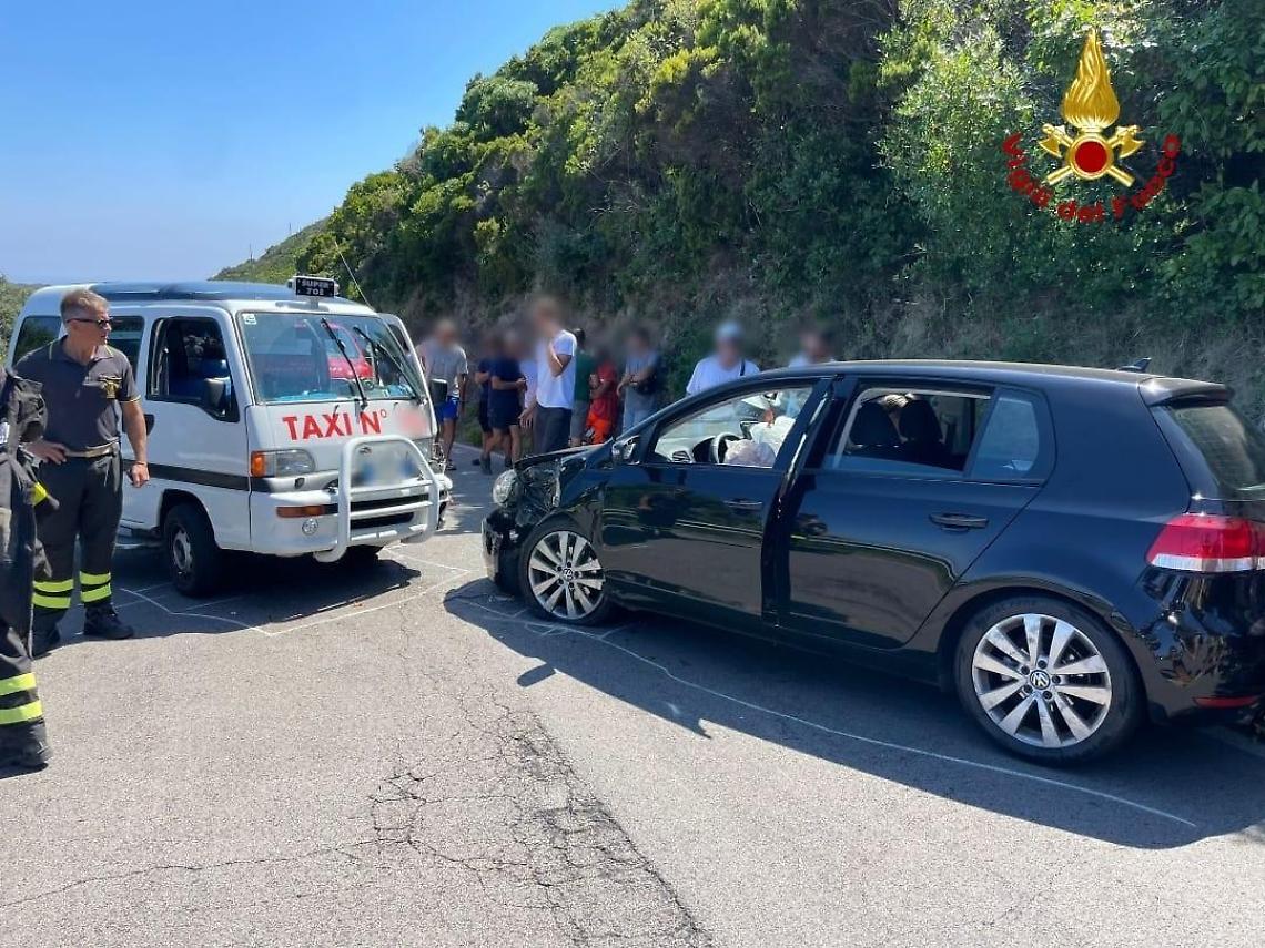 Scontro tra un taxi e una Golf in via Sottocampo