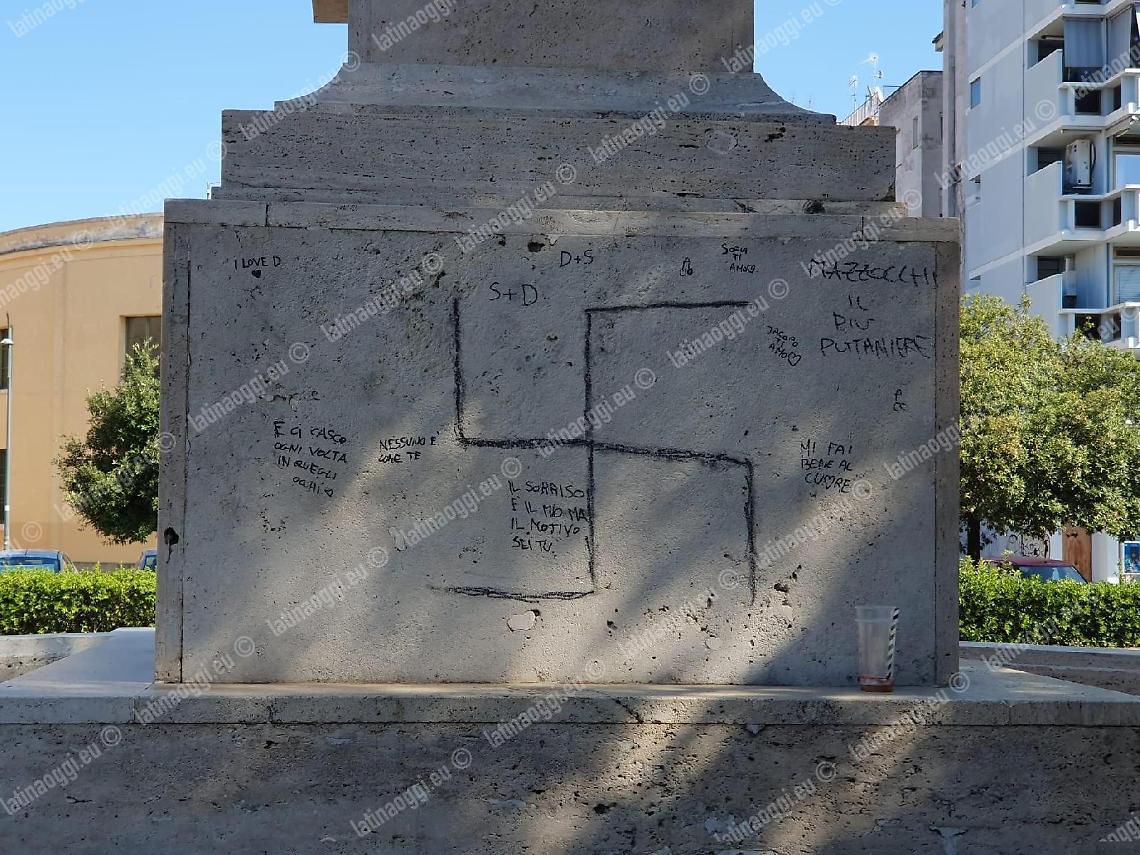 Svastica disegnata in piazza San Marco, sdegno a Latina