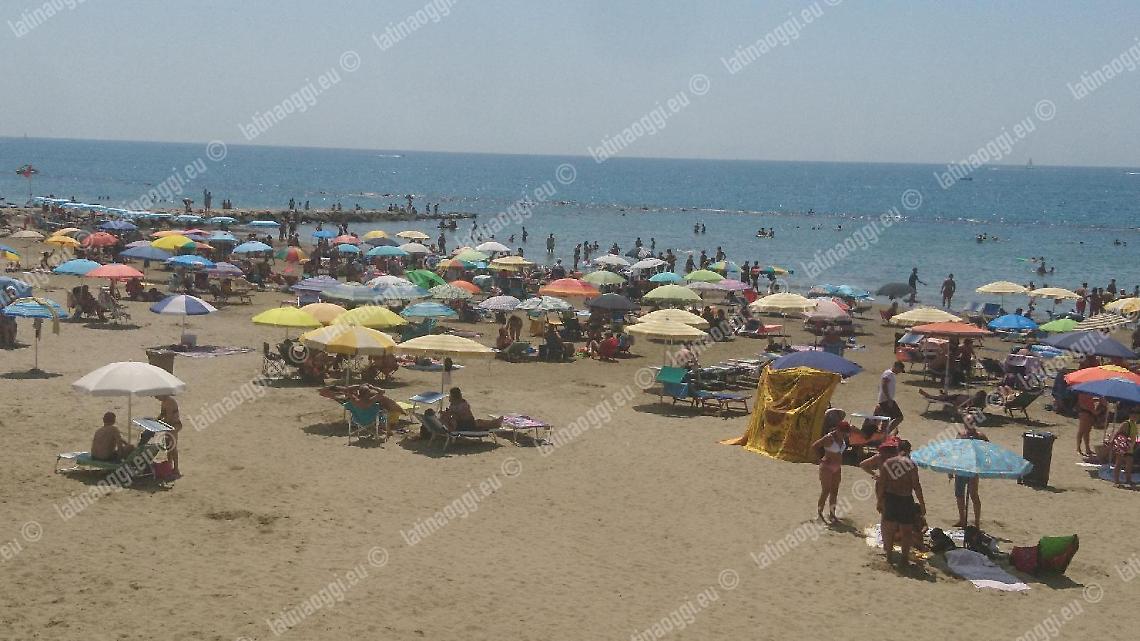 Accusa un malore mentre fa il bagno al mare, muore un 55enne