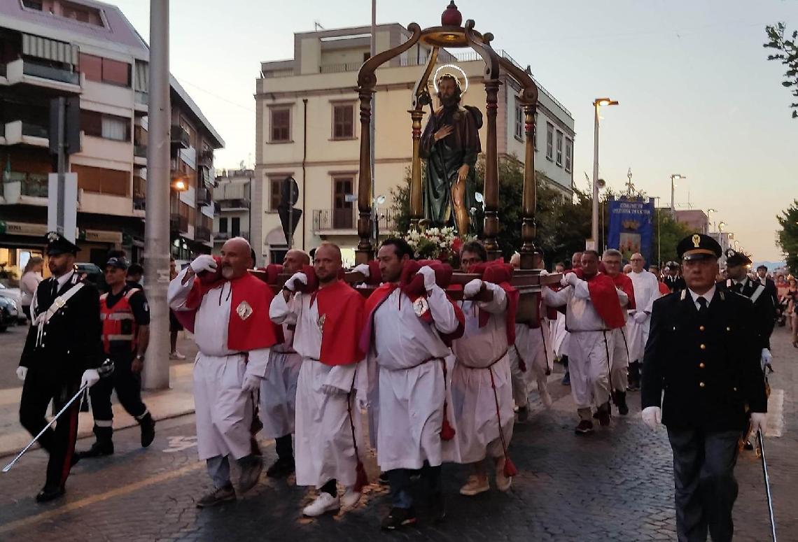 San Rocco, la statua del santo patrono per le vie della città