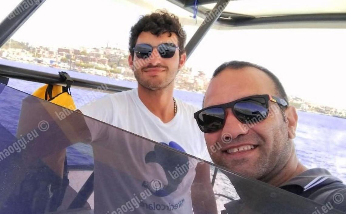 Salvataggio degli operatori del battello spazzamare