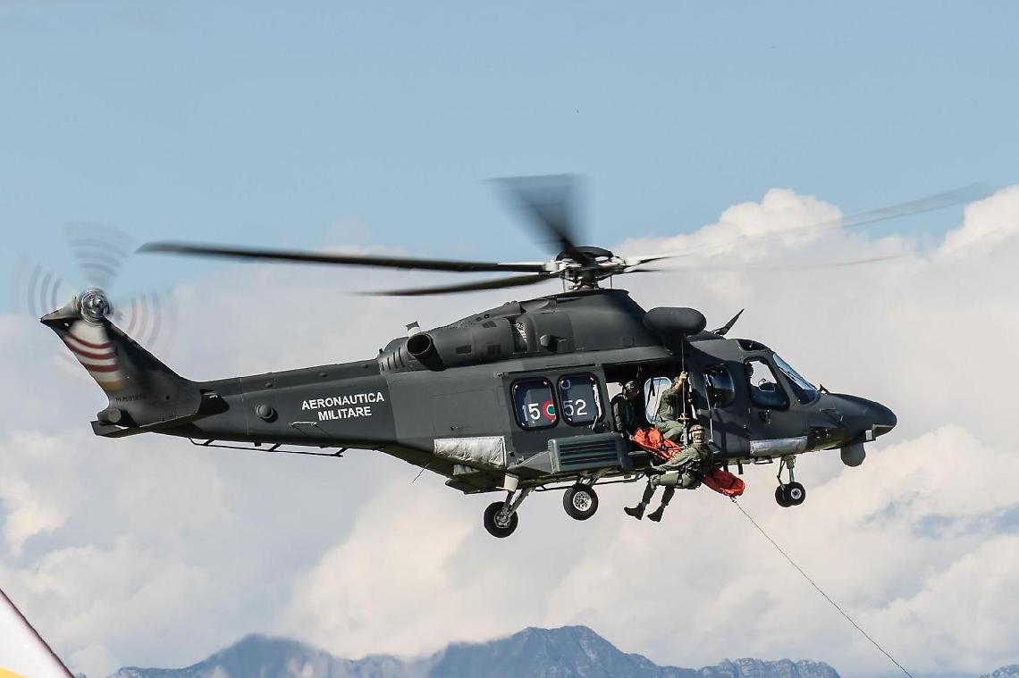 In pericolo di vita sull'isola: 29enne incinta salvata con l'elicottero militare