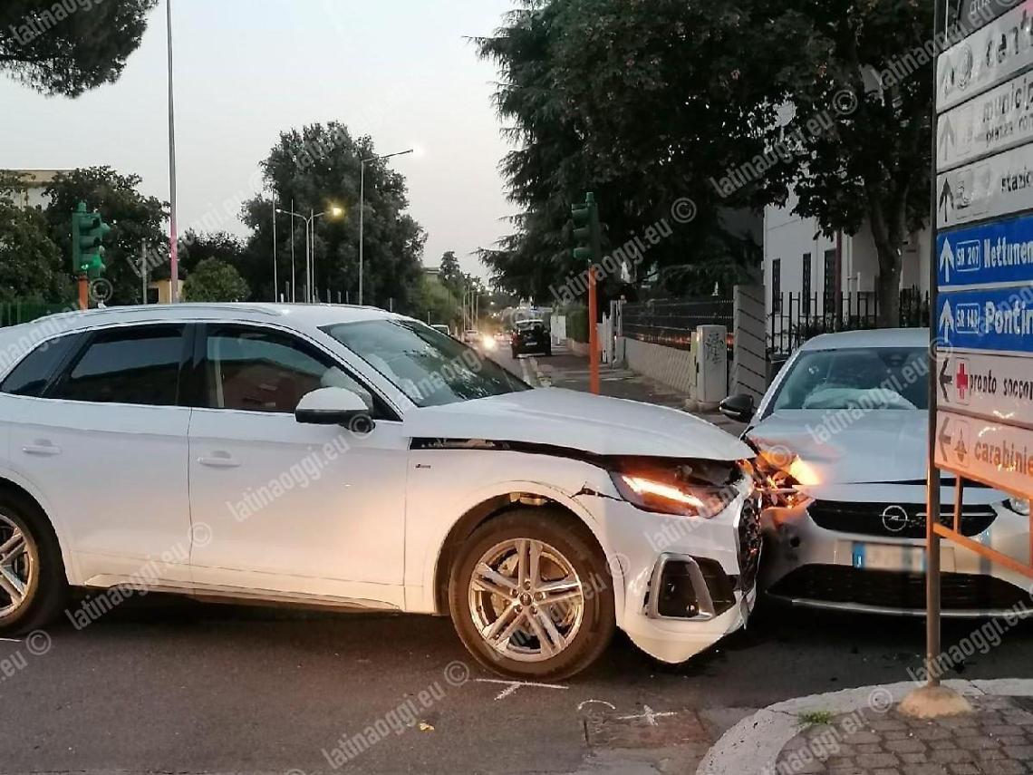Scontro tra due auto in Via De Gasperi