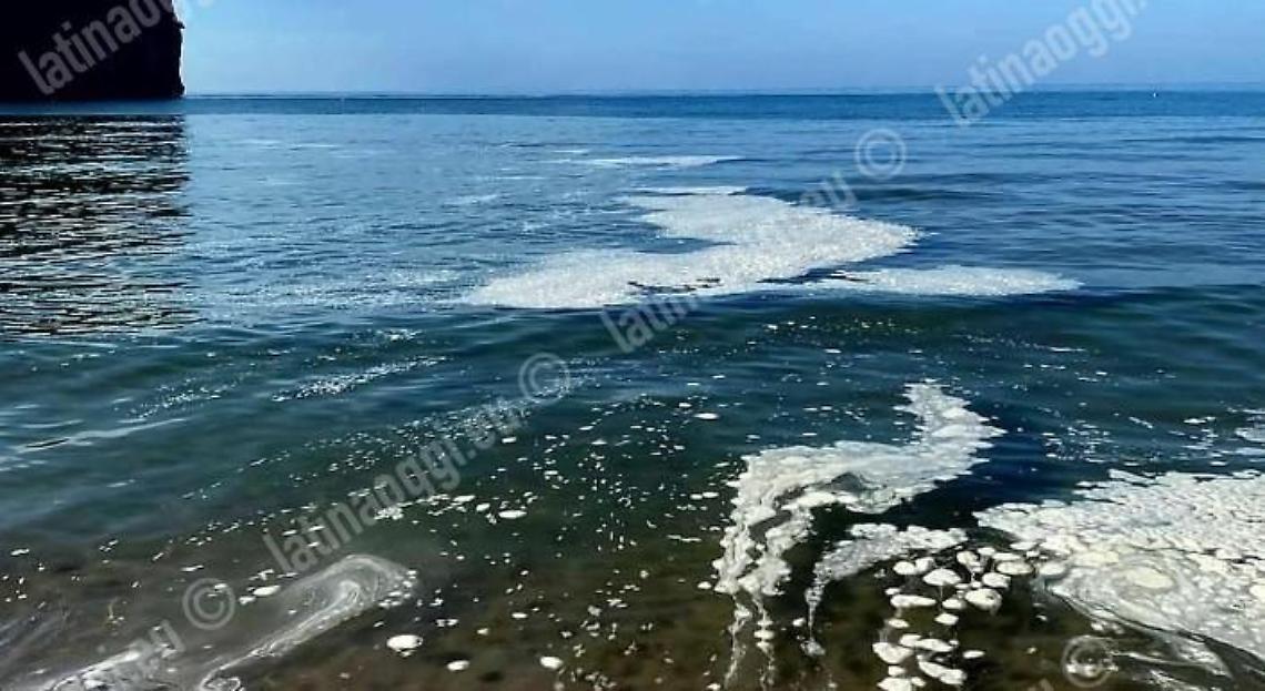 Scie di schiume sul mare, qualcosa non torna nei dati