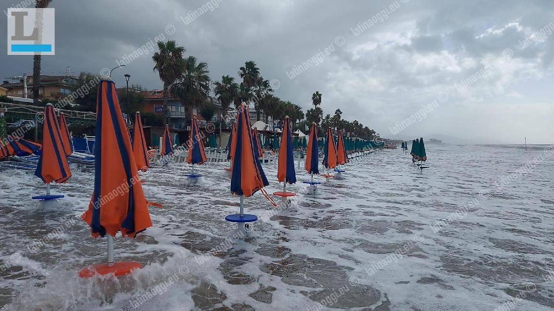 Il litorale devastato dalla terza mareggiata