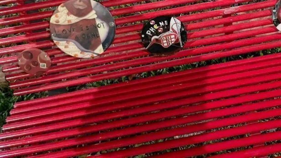 Panchina rossa vandalizzata, la condanna di FdI