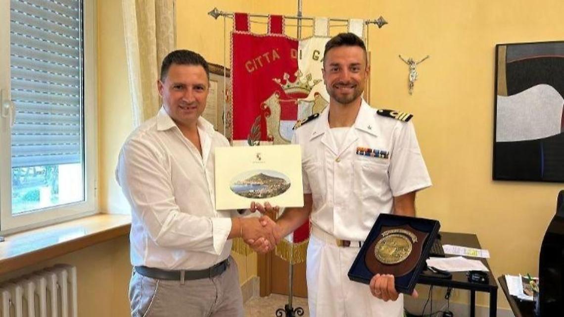 Nave Levanzo approda a Gaeta, il sindaco Leccese incontra il comandante Pisani